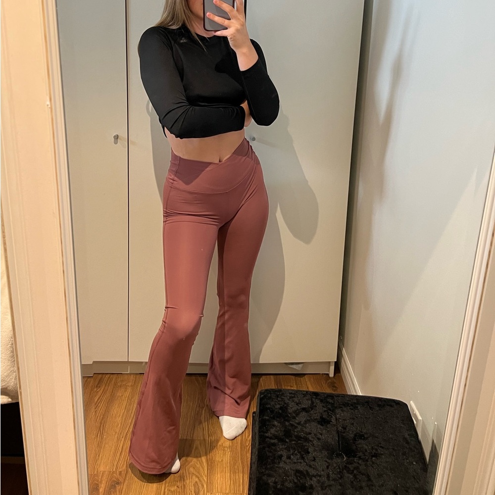 Criss cross pink yoga pants